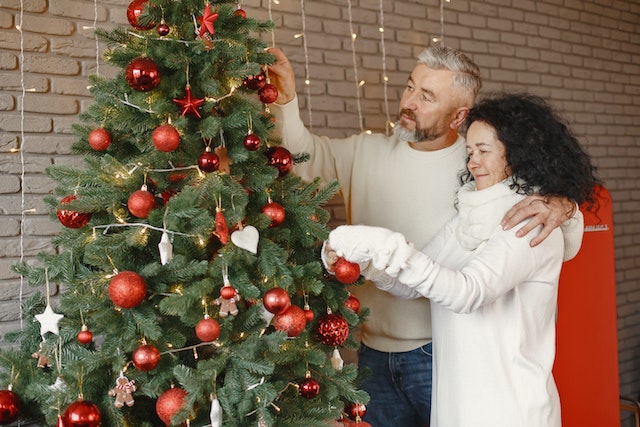 artificial-christmas-garlands-and-wreaths-foliage